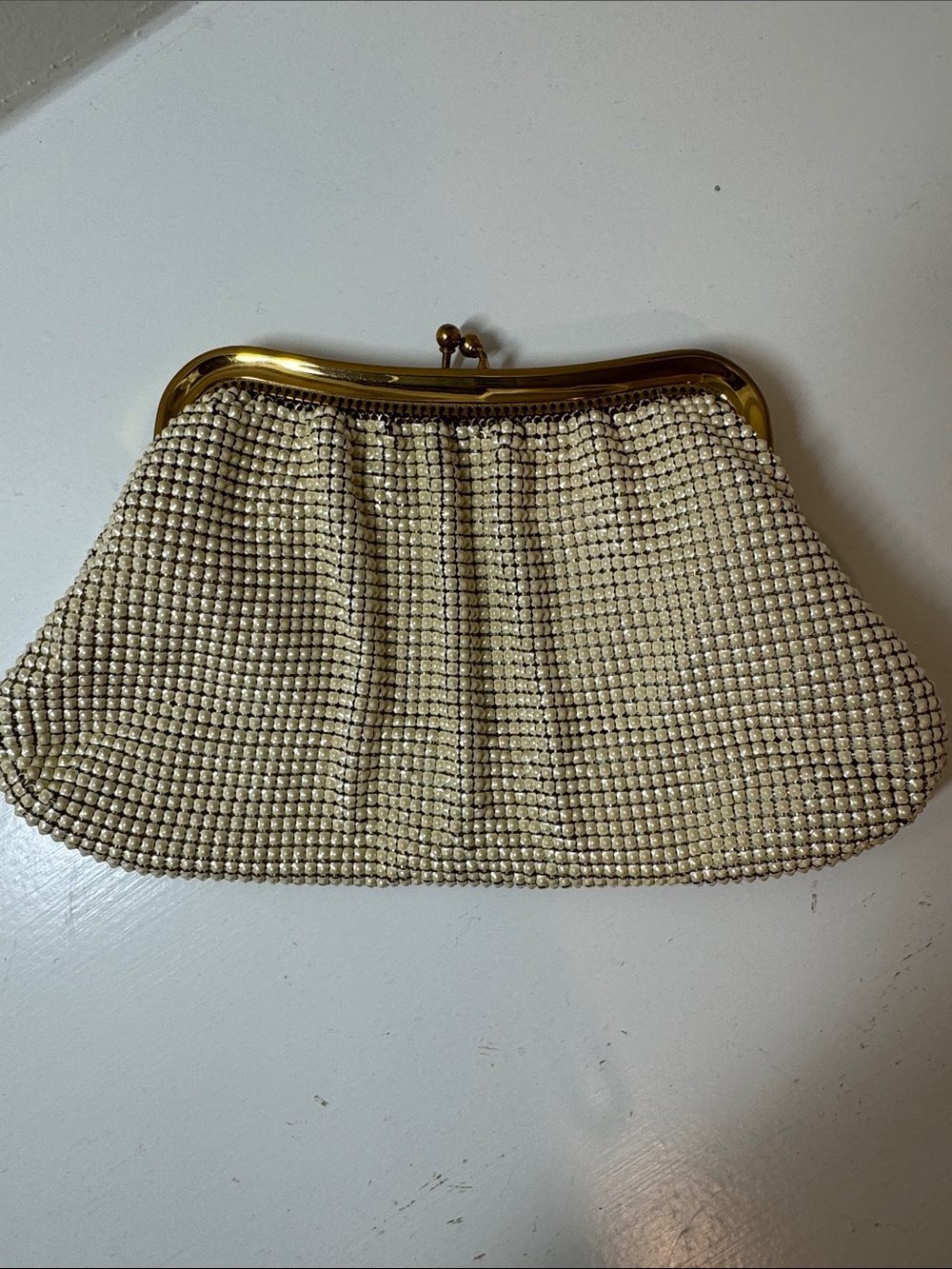 Whiting and Davis Co. vintage mesh bag pearly cream w/ gold kiss lock closure.